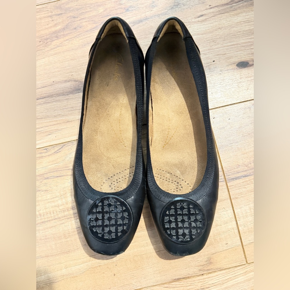 Clark’s Black Women's Leather Ballet Flats with Textured Toe emblem. Size 7.5